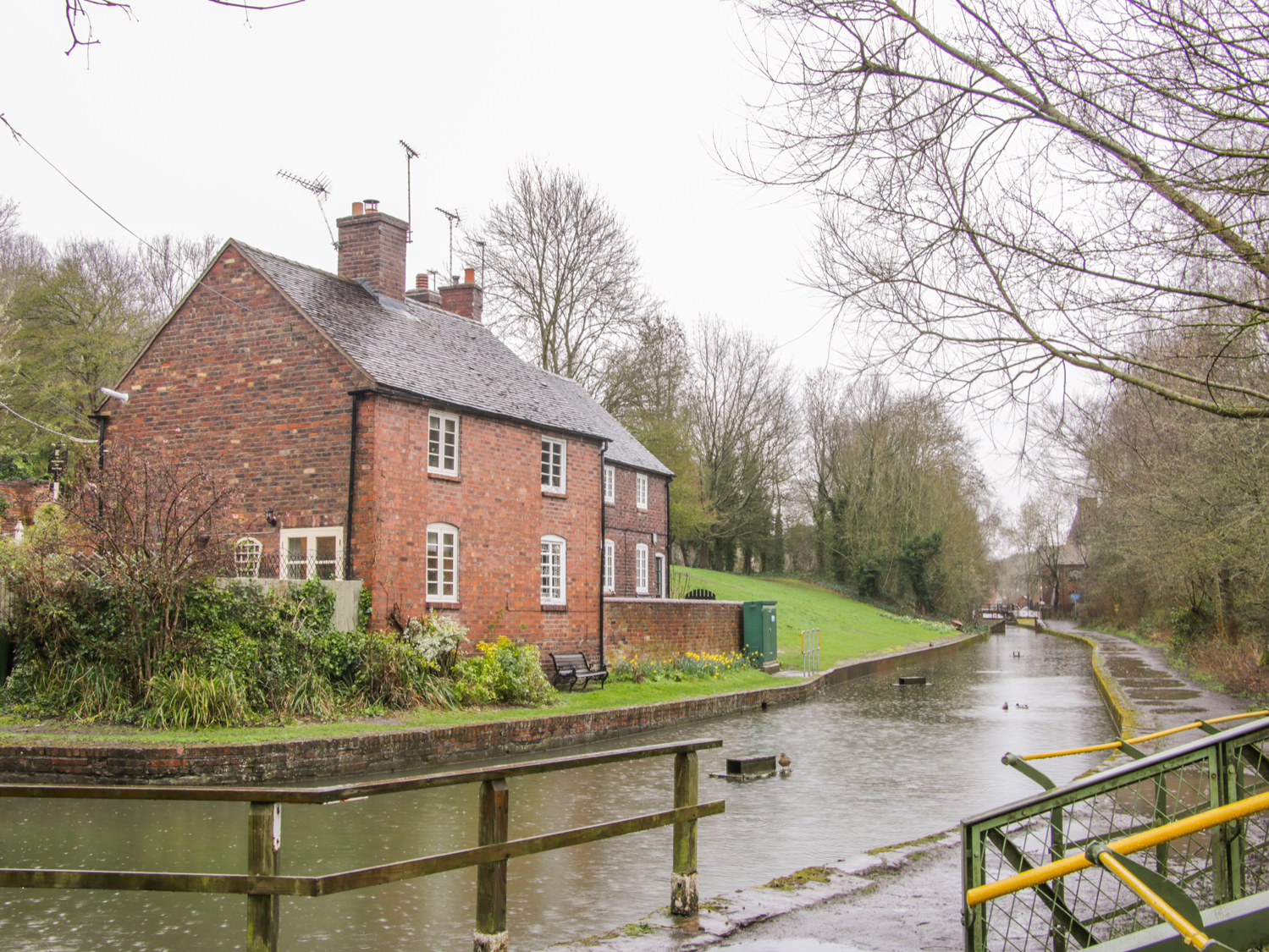 Tub Boat Cottage